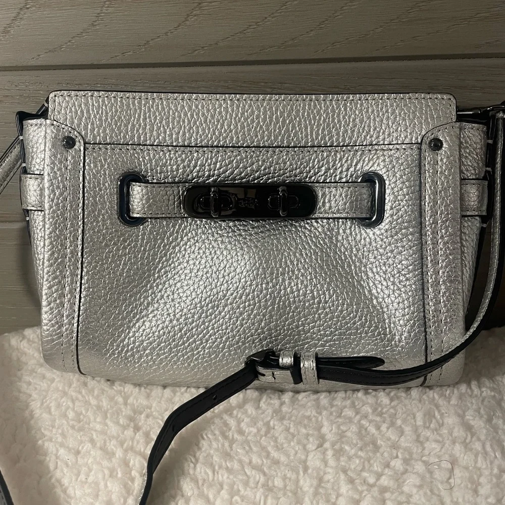 Coach Swagger crossbody in metallic silver - Picture 4 of 8